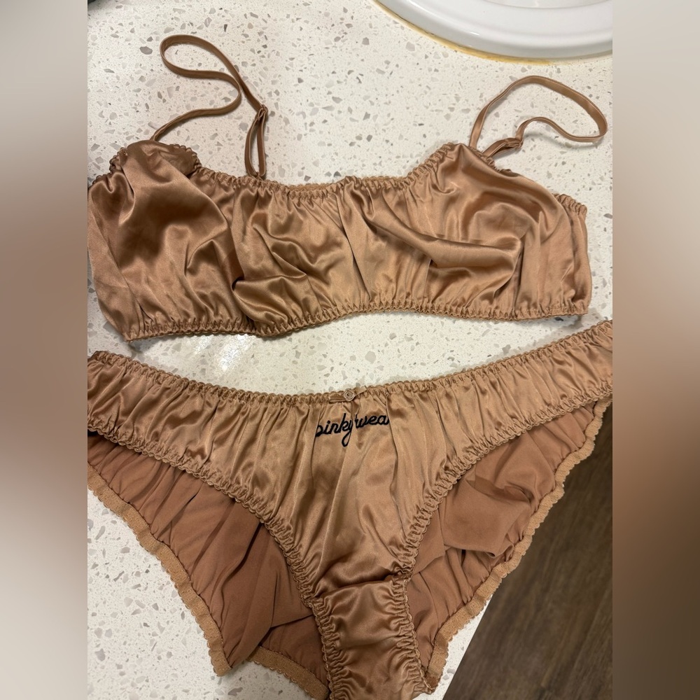 Skims lingerie set+cream blushes by Mario